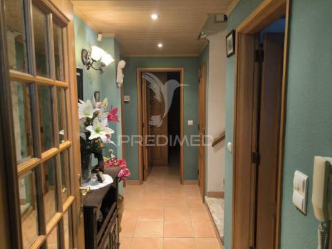 Moradia independente, como nova, vendida com todo o recheio