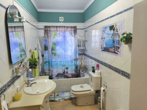 Moradia independente, como nova, vendida com todo o recheio