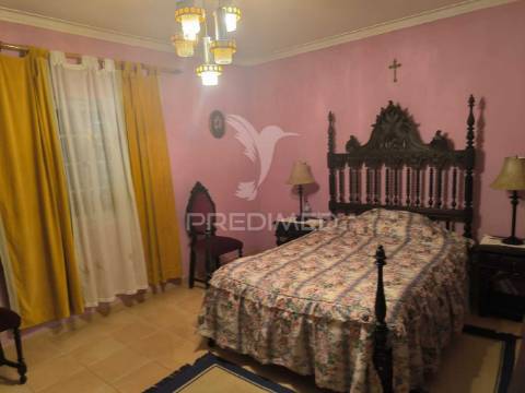 Moradia independente, como nova, vendida com todo o recheio