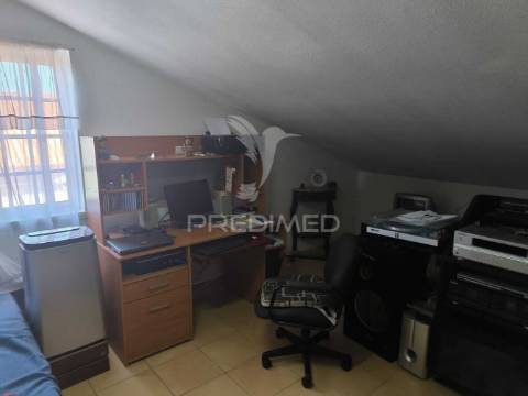 Moradia independente, como nova, vendida com todo o recheio