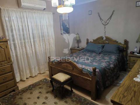 Moradia independente, como nova, vendida com todo o recheio