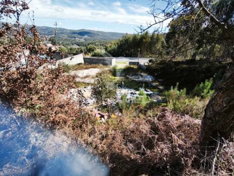 Terreno construtível em castanheira de pera