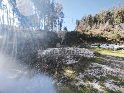 Terreno construtível em castanheira de pera