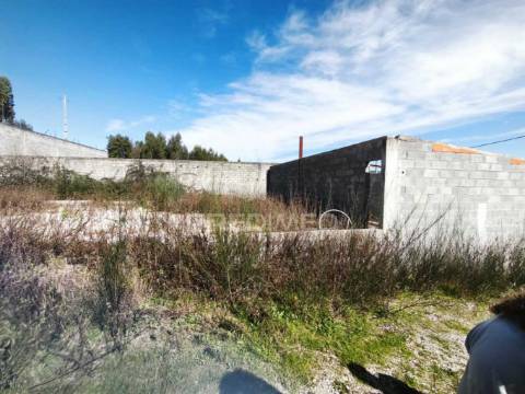 Terreno construtível em castanheira de pera