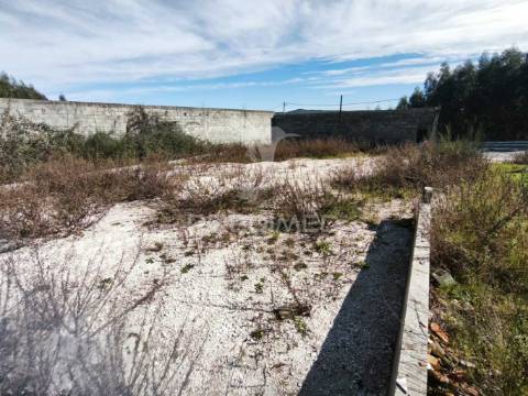 Terreno construtível em castanheira de pera