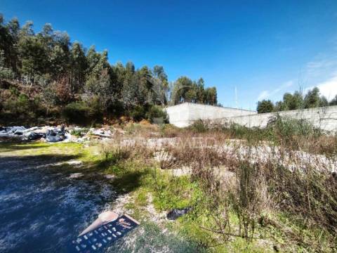 Terreno construtível em castanheira de pera