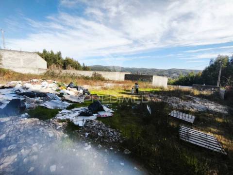 Terreno construtível em castanheira de pera