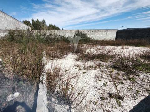 Terreno construtível em castanheira de pera