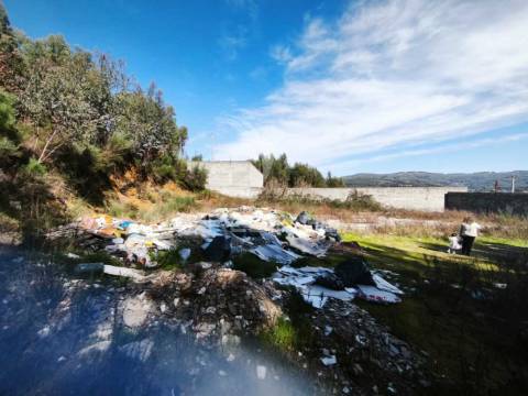 Terreno construtível em castanheira de pera