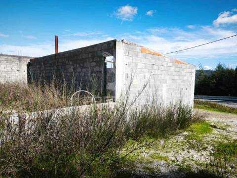 Terreno construtível em castanheira de pera