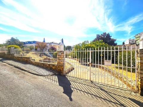 Excelente moradia familiar isolada com garagem e terreno no centro de quarteira