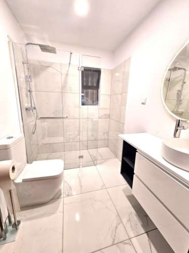 Excelente moradia familiar isolada com garagem e terreno no centro de quarteira