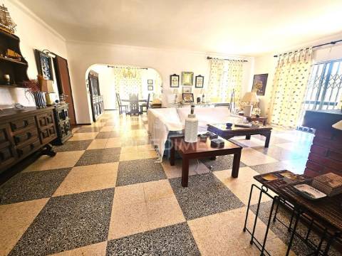 Excelente moradia familiar isolada com garagem e terreno no centro de quarteira