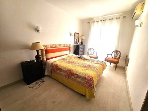 Excelente moradia familiar isolada com garagem e terreno no centro de quarteira