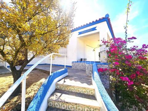 Excelente moradia familiar isolada com garagem e terreno no centro de quarteira