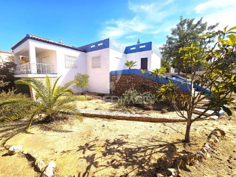 Excelente moradia familiar isolada com garagem e terreno no centro de quarteira