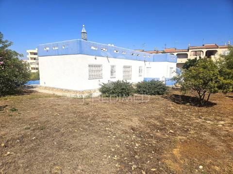 Excelente moradia familiar isolada com garagem e terreno no centro de quarteira