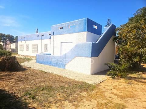 Excelente moradia familiar isolada com garagem e terreno no centro de quarteira