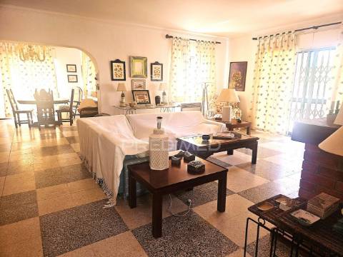 Excelente moradia familiar isolada com garagem e terreno no centro de quarteira