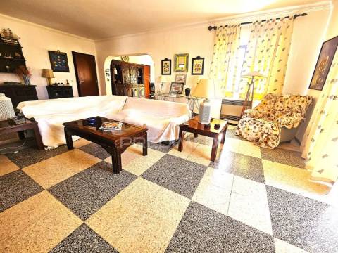 Excelente moradia familiar isolada com garagem e terreno no centro de quarteira