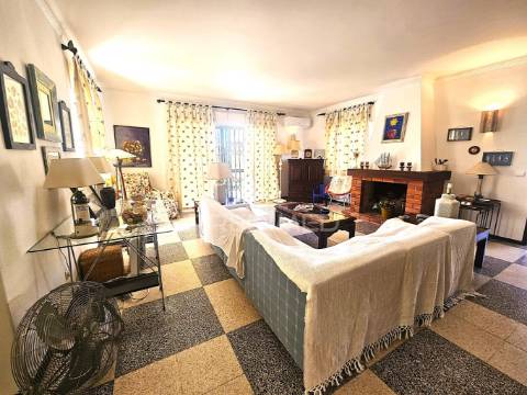 Excelente moradia familiar isolada com garagem e terreno no centro de quarteira