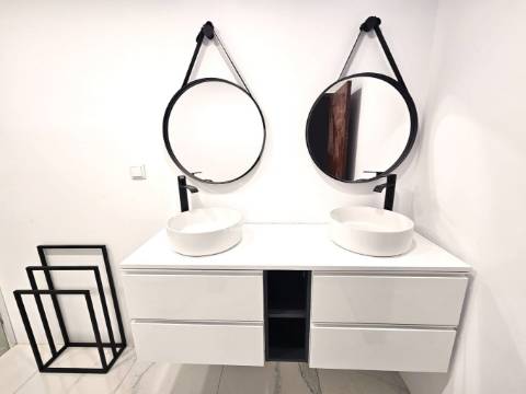 Excelente moradia familiar isolada com garagem e terreno no centro de quarteira