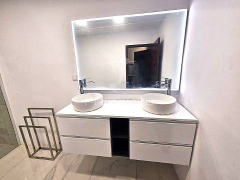 Excelente moradia familiar isolada com garagem e terreno no centro de quarteira