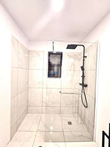 Excelente moradia familiar isolada com garagem e terreno no centro de quarteira