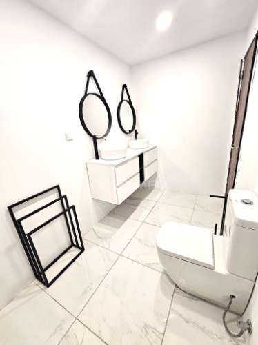 Excelente moradia familiar isolada com garagem e terreno no centro de quarteira