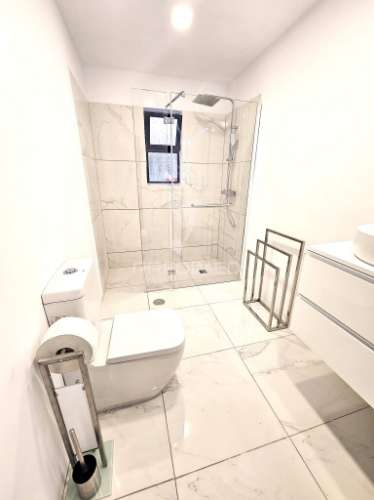 Excelente moradia familiar isolada com garagem e terreno no centro de quarteira