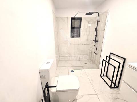 Excelente moradia familiar isolada com garagem e terreno no centro de quarteira