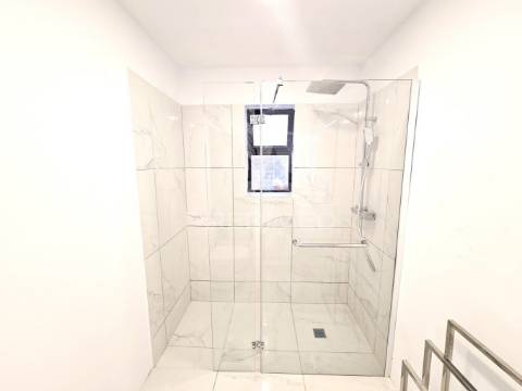 Excelente moradia familiar isolada com garagem e terreno no centro de quarteira