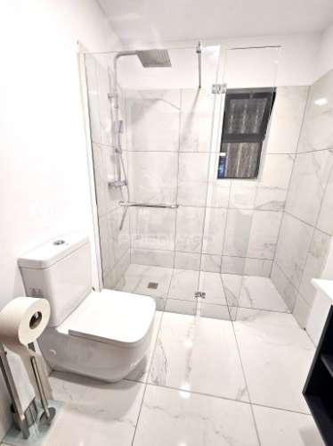 Excelente moradia familiar isolada com garagem e terreno no centro de quarteira