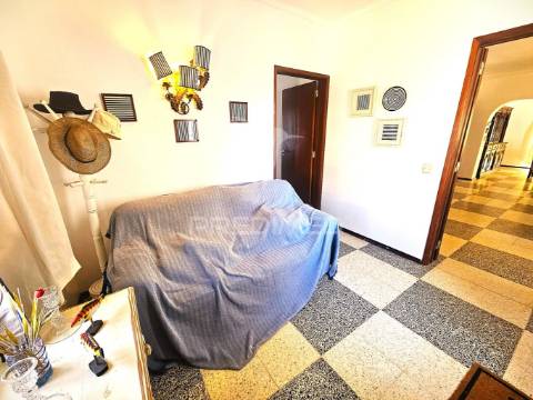 Excelente moradia familiar isolada com garagem e terreno no centro de quarteira