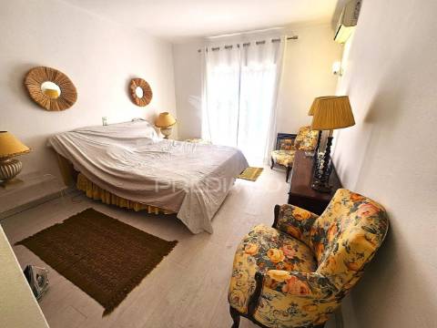 Excelente moradia familiar isolada com garagem e terreno no centro de quarteira