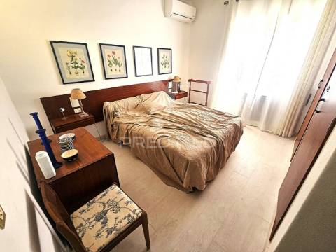 Excelente moradia familiar isolada com garagem e terreno no centro de quarteira