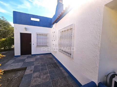 Excelente moradia familiar isolada com garagem e terreno no centro de quarteira