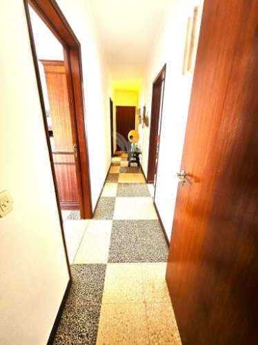 Excelente moradia familiar isolada com garagem e terreno no centro de quarteira