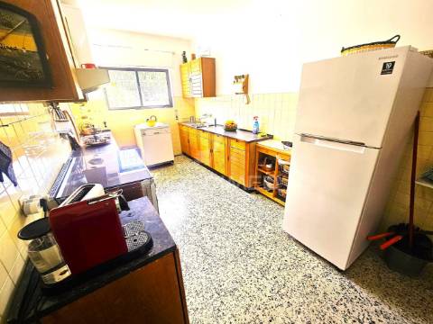 Excelente moradia familiar isolada com garagem e terreno no centro de quarteira