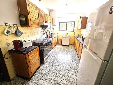 Excelente moradia familiar isolada com garagem e terreno no centro de quarteira