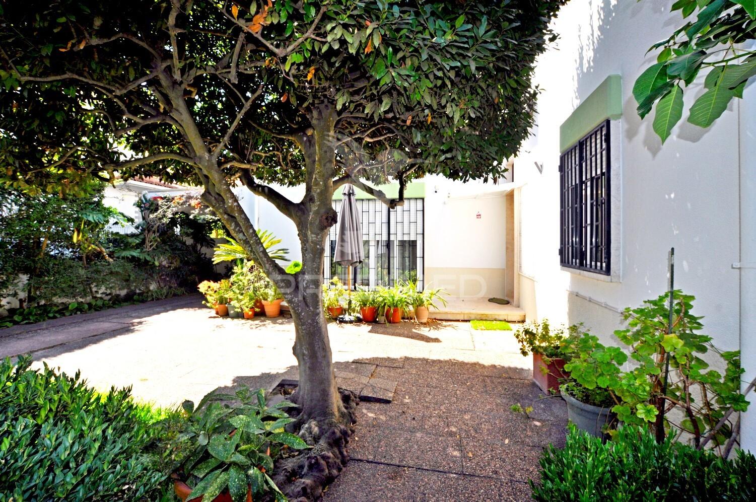 Moradia isolada t5, jardim, garagem, em pleno coração de oeiras