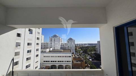 Apartamento t1 com vista desafogada para a marina de portimão – praia da rocha