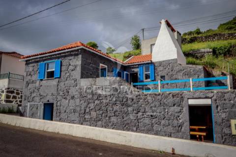 Moradia t3 de dois pisos com espaço exterior de convívio – urzelina, ribeira do nabo