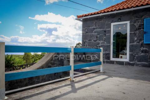 Moradia t3 de dois pisos com espaço exterior de convívio – urzelina, ribeira do nabo