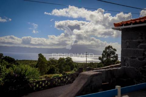 Moradia t3 de dois pisos com espaço exterior de convívio – urzelina, ribeira do nabo