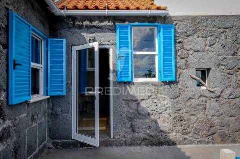 Moradia t3 de dois pisos com espaço exterior de convívio – urzelina, ribeira do nabo