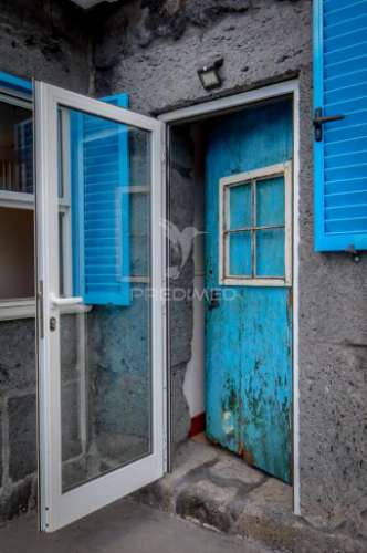 Moradia t3 de dois pisos com espaço exterior de convívio – urzelina, ribeira do nabo