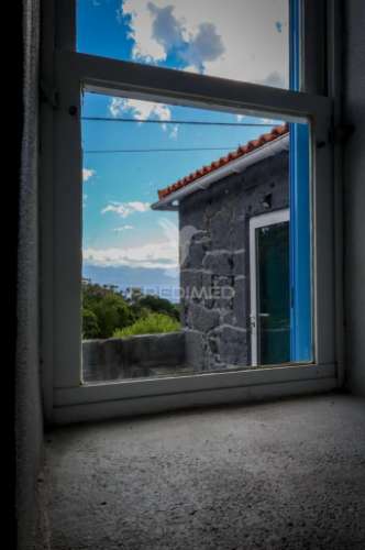 Moradia t3 de dois pisos com espaço exterior de convívio – urzelina, ribeira do nabo