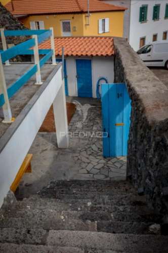 Moradia t3 de dois pisos com espaço exterior de convívio – urzelina, ribeira do nabo