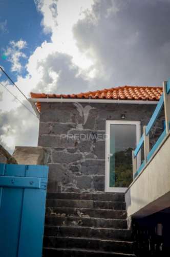 Moradia t3 de dois pisos com espaço exterior de convívio – urzelina, ribeira do nabo